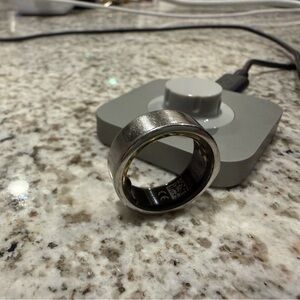 Oura Ring with Charging Dock - Silver